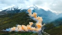 喜马拉雅山放烟花引争议 周围村民发声：味道很浓