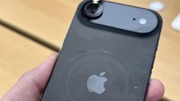 iPhone 17系列出现“划痕门”！几小时就有划痕