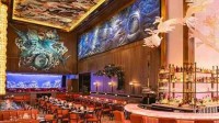 英国一餐馆营业时巨大雕像从墙上脱落 导致顾客受伤