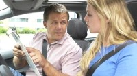 女子因用特斯拉动能回收系统停车 未通过驾照路考
