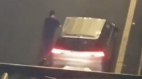 新能源车高速上突然没电 司机硬推2公里！交警回应