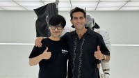 小岛秀夫和双影奇境制作人合照！竖大拇指笑开了花