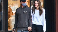 小李子与意大利超模女友牵手逛街 十指相扣十分亲密