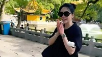 57岁邱淑贞近照状态 扎丸子头被认成37岁