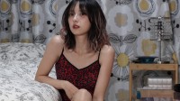 《寂静岭f》女主脸模晒新照！豹纹吊带颓丧又迷人