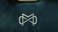 小米汽车首家定制中心开业！全新定制刺绣Logo亮相
