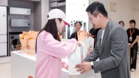 5999起小米17 Pro Max卖爆!卢伟冰:上探超高端赢认可