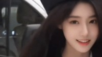 关晓彤的腿都到宋小宝的胸了 想也无法自拔的动态图