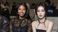 白鹿与科比大女儿同框看秀 黑绒抹胸裙反差感拉满