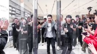 小米17PM需求远超预期！卢伟冰为首批用户交付新机