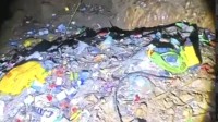 贵州自然溶洞外堆出50米垃圾山 当地回应正在调查