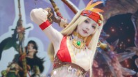 性感美女现身在腾讯怪猎手游TGS展区：COS的超还原!