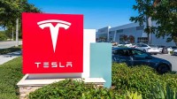 特斯拉技术员遭机器人重击晕倒 索赔超3.63亿元