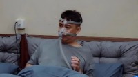 55岁黄磊健康疑似崩塌:戴呼吸机睡觉 餐前吃一把药