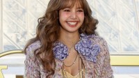 韩团女星LISA亮相巴黎时装周：高跟长腿 笑靥如花