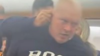 飞行中一醉酒男子欲开舱门 被警察揪着耳朵拖下飞机