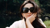 刘亦菲开智界R7国庆自驾游 白衬衫黑吊带松弛感拉满