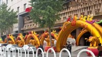 十一当天某酒店门口有11个婚庆拱门：今明还有17场