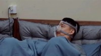 黄磊戴呼吸机睡觉引关注 专家:已中重度 严重会猝死 
