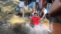 张继科回应在景区落水：不知被谁一脚踹水里了