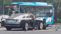 陈震闪灵车祸当天下午5点还在发微博 被质疑逆行驾驶
