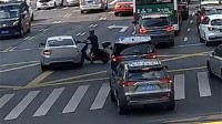 骑电车鬼探头致事故被判全责 男子怒喷对方不会开车