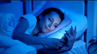 熬夜玩手机请给自己留盏灯 强光+漆黑环境=眼睛上刑