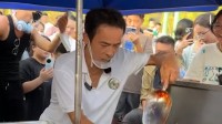 鸡排哥出圈名场面拍摄者发声：我自己都吃不到鸡排了