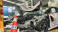 昊铂GT高速追尾工程车!昊铂:撞得是异形车 有局限性