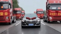 山东一接亲车队6辆红色解放重卡：新郎很喜欢卡车