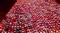中国最大收费站挤满返程大军 36车道全开仍被填满