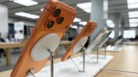 苹果解决iPhone 17 Pro展示机刮花问题：套上硅胶壳
