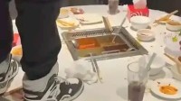 两17岁男子往火锅里撒尿！海底捞小便事件判赔220万