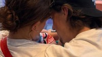 “小11”晒一家三口合照 与丈夫相拥搂抱女儿很温馨