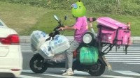山姆配送员电动车挂满大件货物 网友担心安全隐患