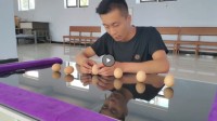 男子20.67秒立6个鸡蛋破世界纪录！自称练平衡术30年