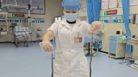 老人手提2条眼镜蛇进急诊：被咬暴怒 当场将其打死