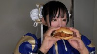 美女COS《街头霸王》春丽超还原吃汉堡镜头：那叫一个香！