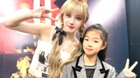 章子怡女儿与宋雨琦合影 两人看宋雨琦演唱会