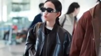 黄磊二女儿黄少艾机场近照 皮衣配机车包造型好酷