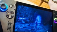 前PS工作室总裁在玩《忍龙4》！用的还是Xbox掌机