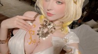 碍事梨小姐姐《崩铁》COS：金发女神 美腿又白又嫩！