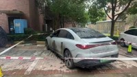 36万的奔驰EQE地库起火烧毁多车 车主:厂家只赔15万