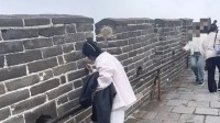 女子在长城刻字游客拦都拦不住：警方已立案