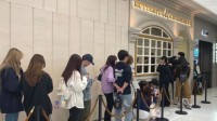 35元1个面包被年轻人疯抢 有人排队5小时 黄牛加价
