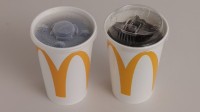 日本麦当劳淘汰纸吸管:新版冷饮杯盖自带饮口