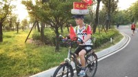 63岁大爷头顶56斤石磨骑车 最远骑50公里已坚持24年