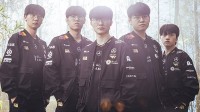 Faker轻取TES第八次进入决赛！LOL官方直呼“Goat”