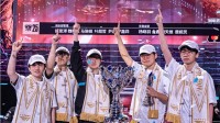 《LOL》T1战队三连冠！官方晒全员捧杯图