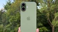 iPhone17贴膜后影响显示效果？普通膜毁50%抗反光